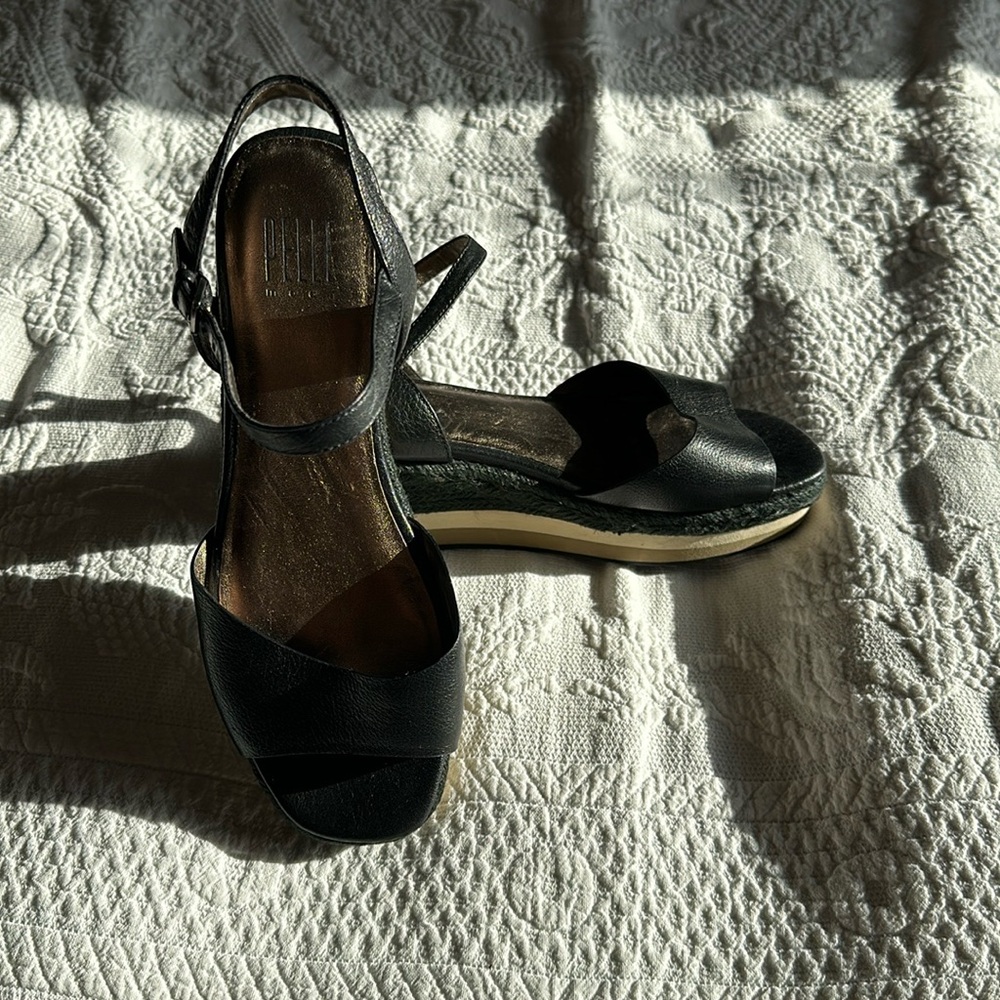 Pelle Moda size 6.5 black leather platform sandal.